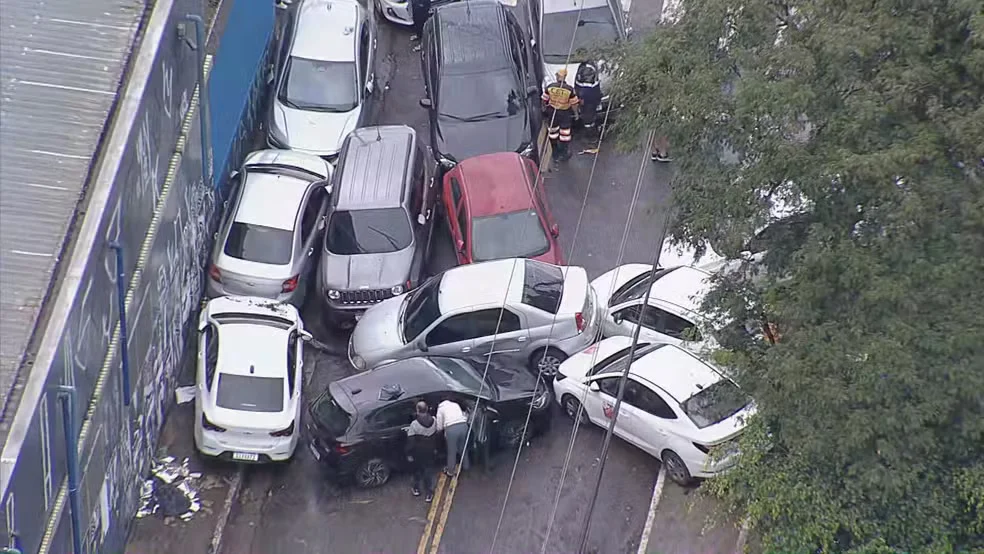 As imagens mostram a dimensão dos estragos provocados pela correnteza, que deslocou veículos estacionados e os concentrou em um mesmo trecho da via.