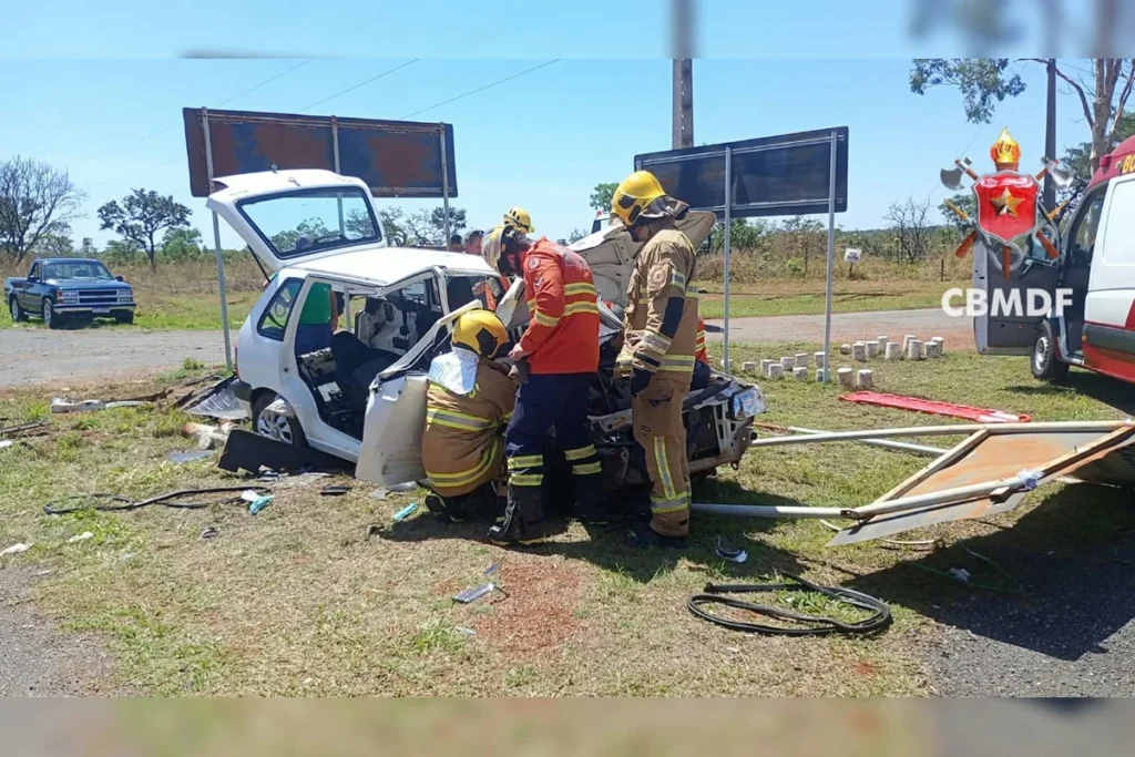 Ocupantes de um Fiat Uno foram resgatados conscientes e estáveis; motorista de furgão não precisou de atendimento hospitalar
