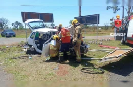 Colisão frontal deixa dois presos às ferragens na BR-251, no DF