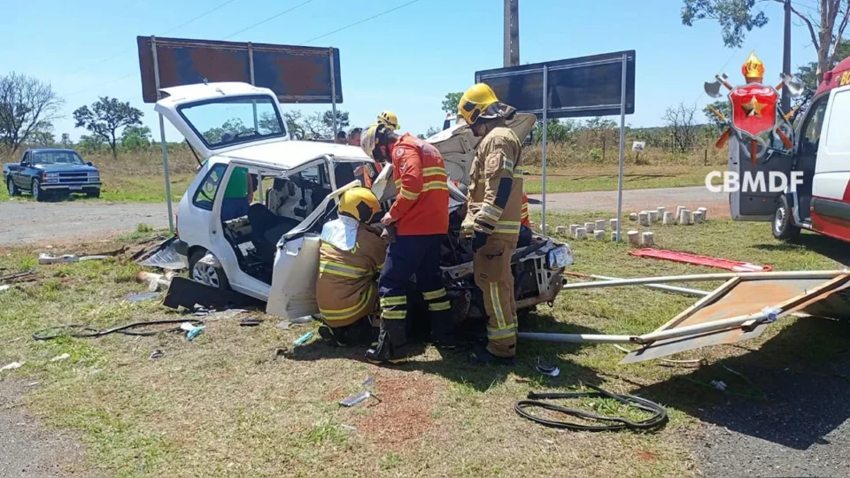 Colisão frontal deixa dois presos às ferragens na BR-251, no DF