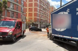 Acidente entre caminhão e carro deixa motorista ferido e interdita avenida no Guará