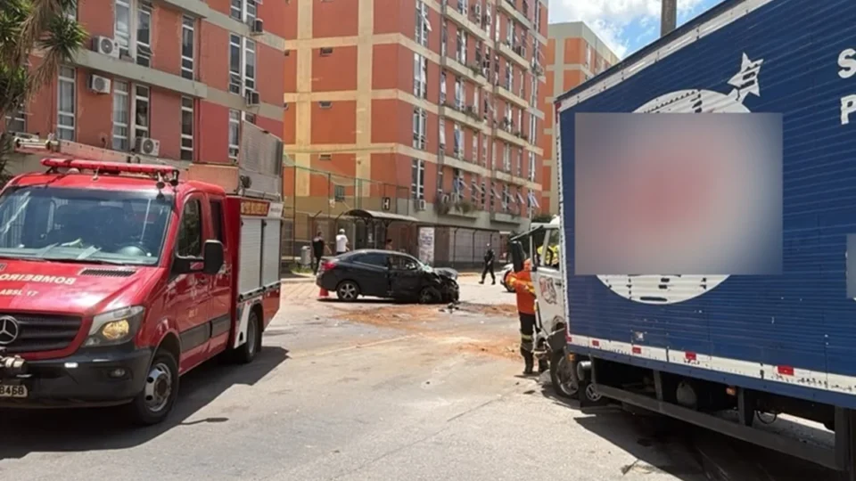 Acidente entre caminhão e carro deixa motorista ferido e interdita avenida no Guará