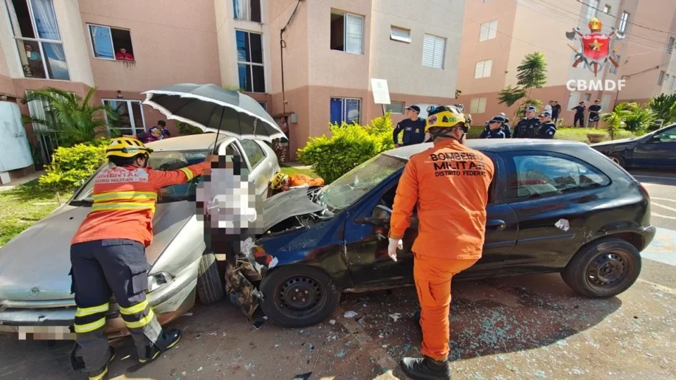 Homem fica prensado entre dois carros e fratura a perna em São Sebastião