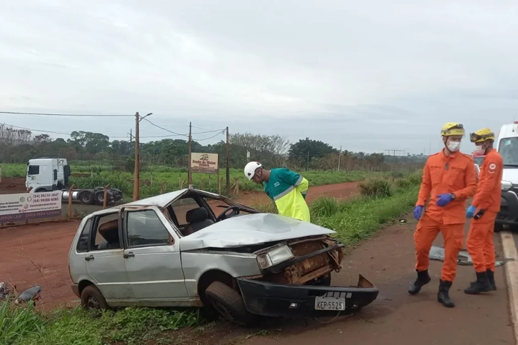 Acidente ocorreu na BR-060, em Rio Verde, na manhã desta quinta-feira (29/10). Um homem de 24 anos também estava no veículo e recebeu atendimento médico.