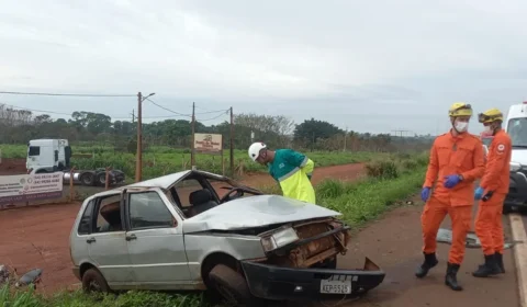 Jovem de 18 anos morre após ser arremessado de carro durante capotamento em Goiás