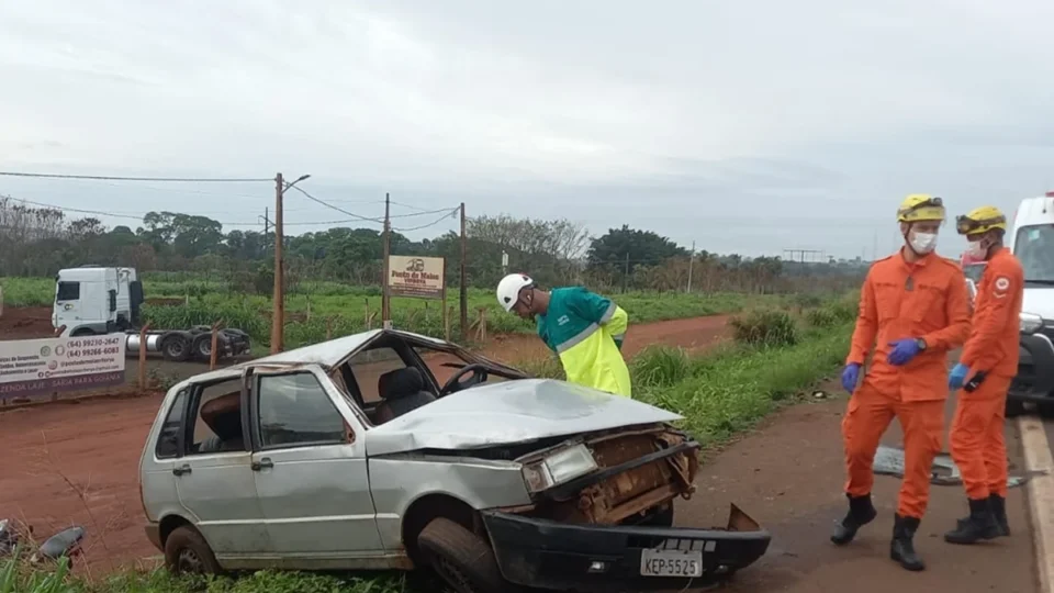 Jovem de 18 anos morre após ser arremessado de carro durante capotamento em Goiás