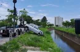 Policial civil aposentado morre após carro cair em córrego de BH