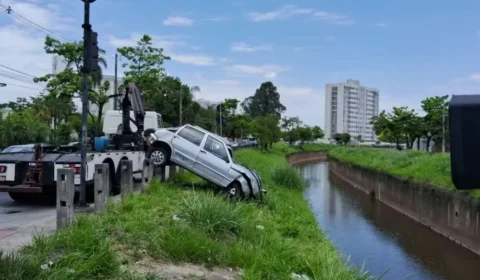 Policial civil aposentado morre após carro cair em córrego de BH
