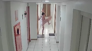 De acordo com o relato publicado  a vítima precisou segurar a porta para evitar que ela caísse. A moradora também afirmou que outra vizinha já teria sido atacada com uma barra de ferro na porta do mesmo apartamento.