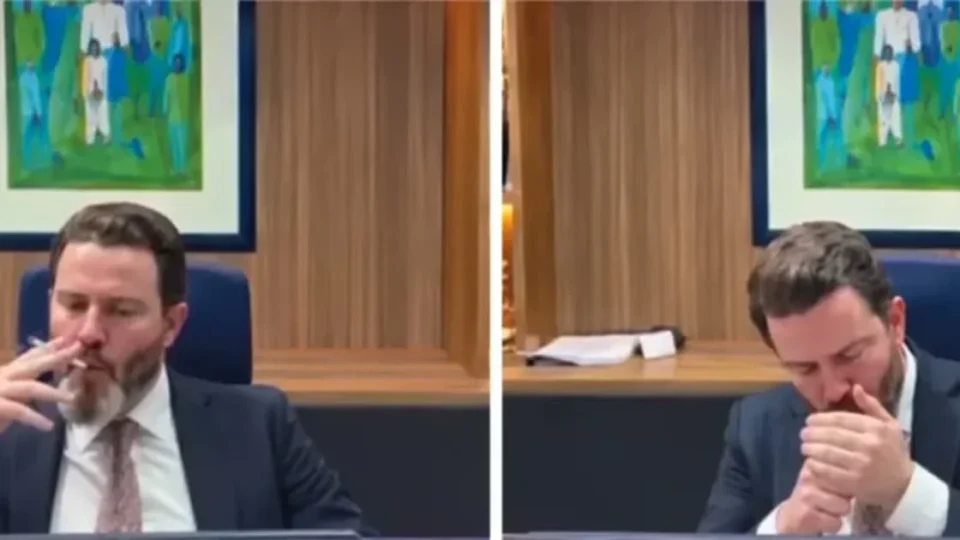 Advogado aparece fumando durante julgamento criminal e chama atenção