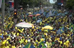 Flávio Bolsonaro reúne multidão na Paulista em ato com Tarcísio e lideranças da direita