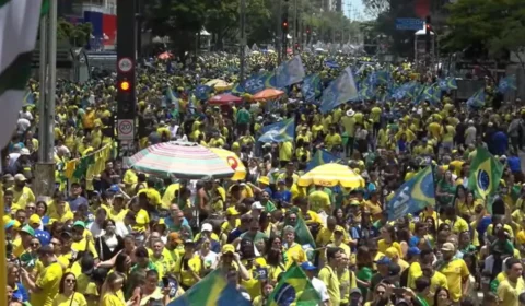 Flávio Bolsonaro reúne multidão na Paulista em ato com Tarcísio e lideranças da direita
