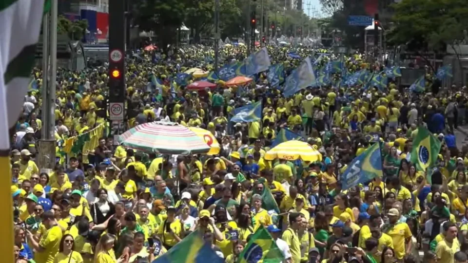 Flávio Bolsonaro reúne multidão na Paulista em ato com Tarcísio e lideranças da direita