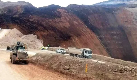 VIDEO: Penhasco desaba na Turquia, mata duas pessoas e deixa uma hospitalizada