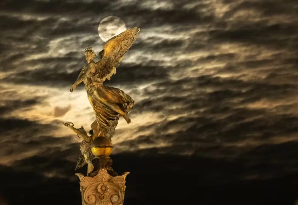 Lua do Caçador fotografada atrás de monumentos históricos em diferentes países