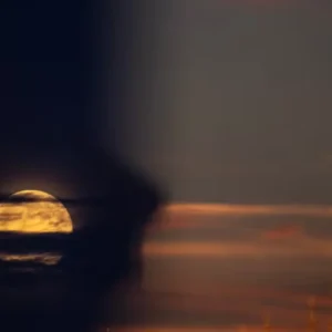 As fotografias chamaram a atenção pela combinação entre o fenômeno astronômico e elementos das paisagens observadas.
