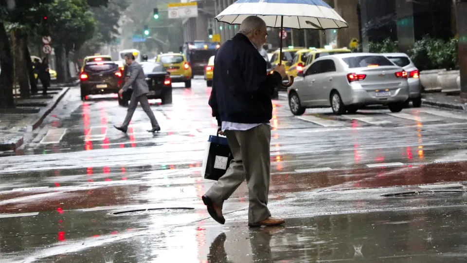 Chuva forte e ventos podem atingir regiões do Brasil neste domingo de eleições