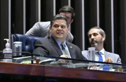 Alcolumbre tira PEC da Segurança da pauta e discute com Rogério Marinho no Senado