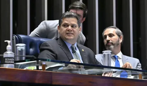 Alcolumbre tira PEC da Segurança da pauta e discute com Rogério Marinho no Senado