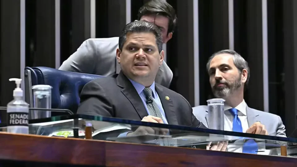Alcolumbre tira PEC da Segurança da pauta e discute com Rogério Marinho no Senado