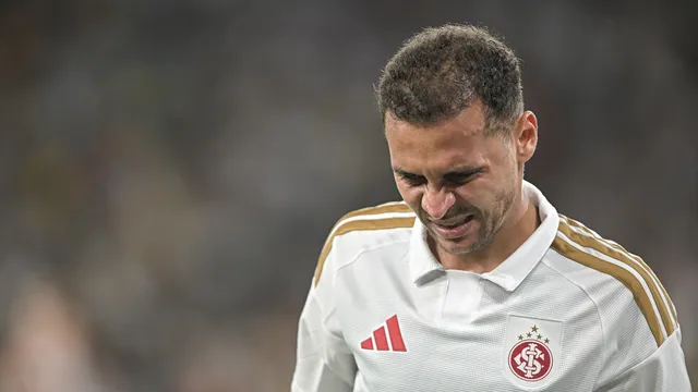 Com dificuldades para manter a posse de bola e afastar o Fluminense do campo ofensivo, o Colorado passou os minutos finais tentando preservar o empate.