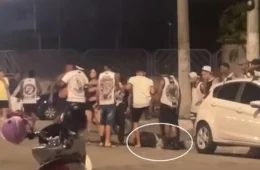 VÍDEO: Homem se recusa a tirar camisa de torcida organizada e é espancado