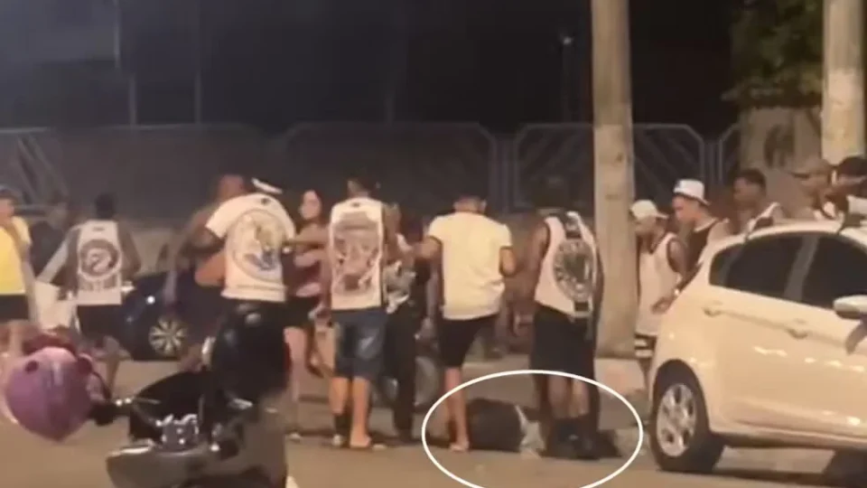 VÍDEO: Homem se recusa a tirar camisa de torcida organizada e é espancado
