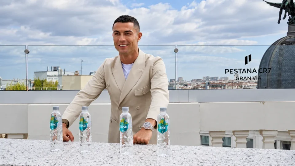Cristiano Ronaldo investe milhões em aldeia para produzir água mineral