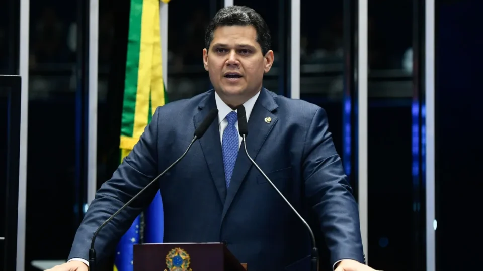 Alcolumbre negocia gabinetes e apartamentos funcionais em busca de votos pelo fim da escala 6×1