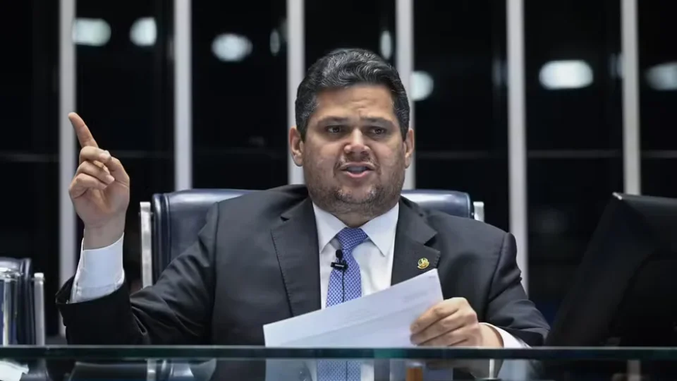 Alcolumbre anuncia calendário para discutir e votar fim da escala 6×1