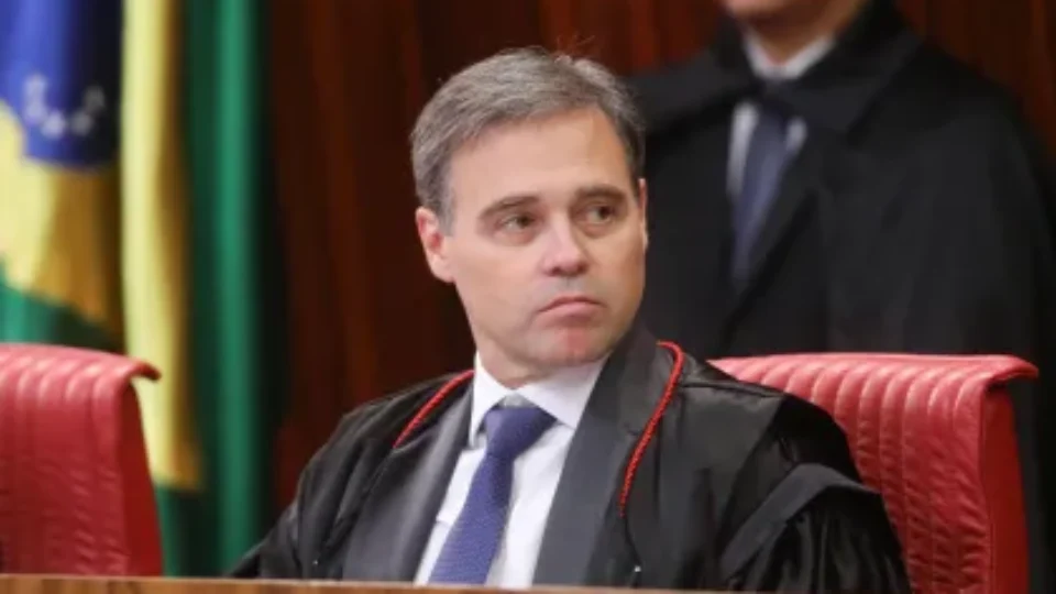 André Mendonça será relator de pedido de Lula para abrir sigilos dele e de Flávio Bolsonaro