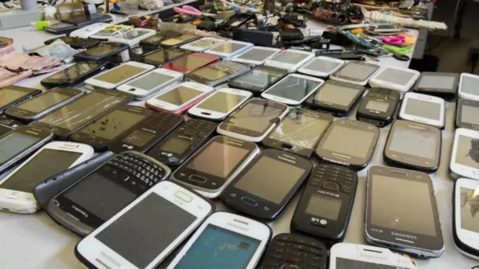 Governo autoriza bloqueio de celulares em presídios sem ordem judicial