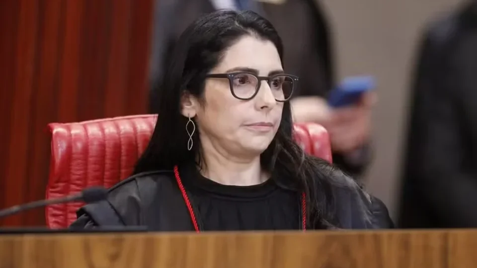 Quem é Estela Aranha, ministra do TSE que proibiu púlpito vazio de Lula em debate da Globo
