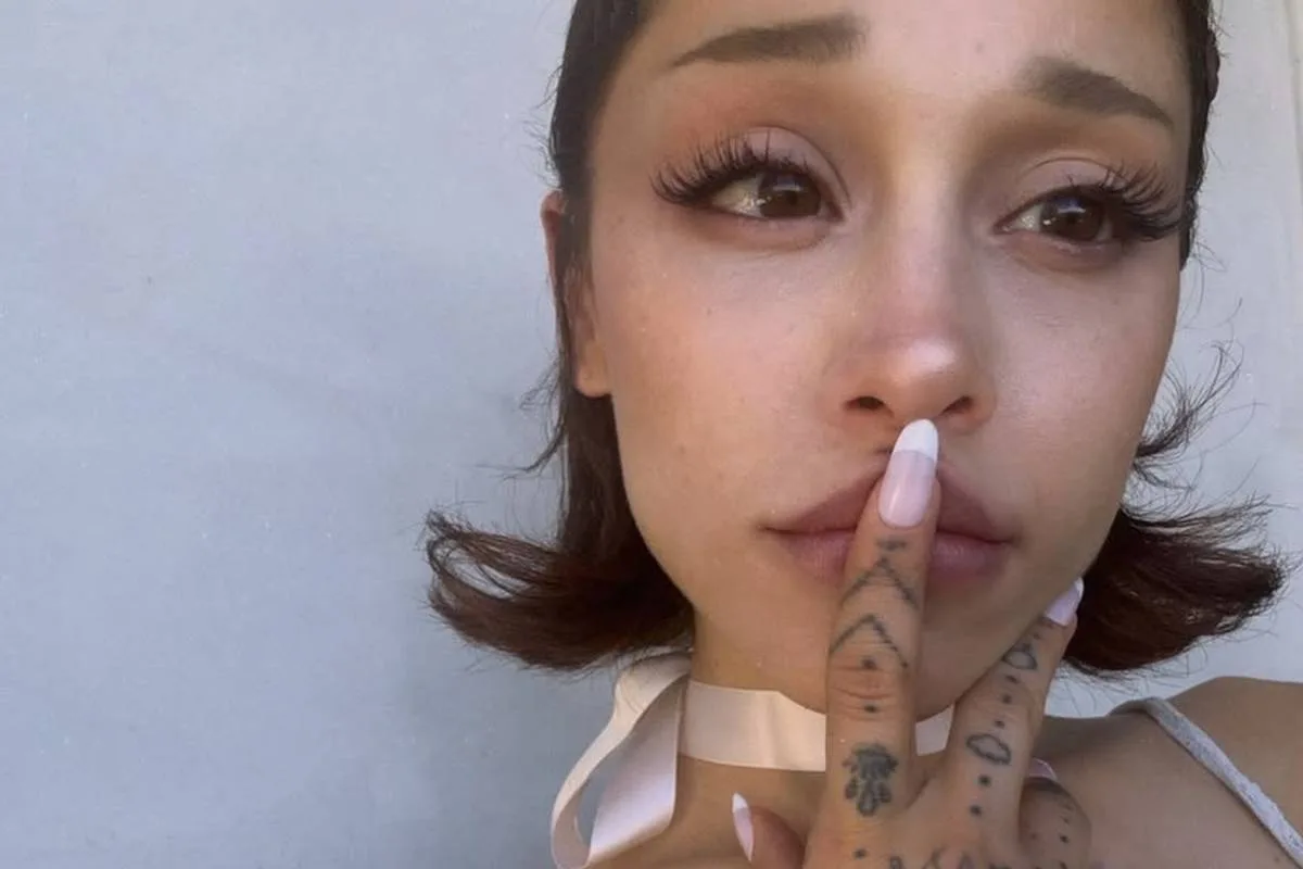 Ariana Grande aposenta rabo de cavalo e adota bob retrô