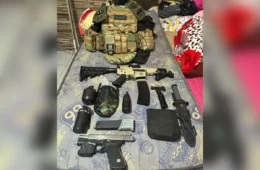 Alerta de tribunal do crime leva PM a arsenal com bombas e drones no Guarujá