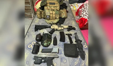 Alerta de tribunal do crime leva PM a arsenal com bombas e drones no Guarujá