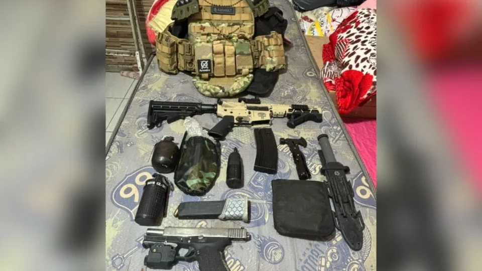 Alerta de tribunal do crime leva PM a arsenal com bombas e drones no Guarujá