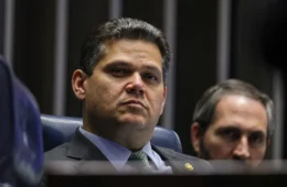 Alcolumbre pode negociar soltura de Bolsonaro para continuar no comando do Senado? Entenda