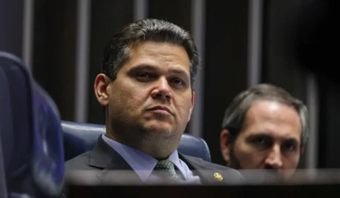 Alcolumbre pode negociar soltura de Bolsonaro para continuar no comando do Senado? Entenda