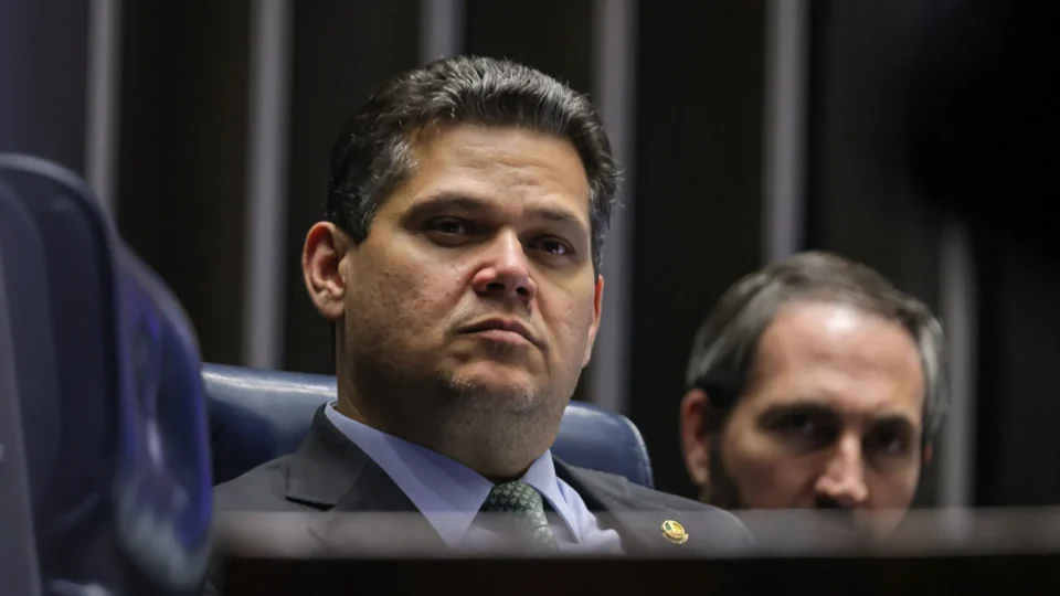 Alcolumbre pode negociar soltura de Bolsonaro para continuar no comando do Senado? Entenda