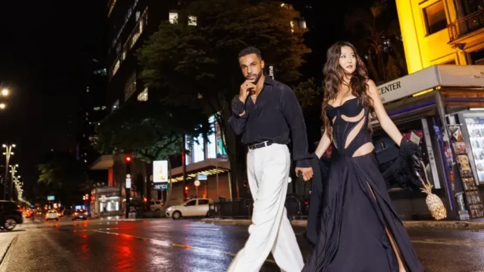 Atores de ‘Emily em Paris’ passeiam pela Paulista