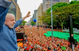 TSE manda Flávio Bolsonaro e aliados apagarem vídeo falso sobre ato de Lula em SP