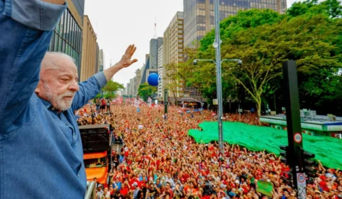 TSE manda Flávio Bolsonaro e aliados apagarem vídeo falso sobre ato de Lula em SP