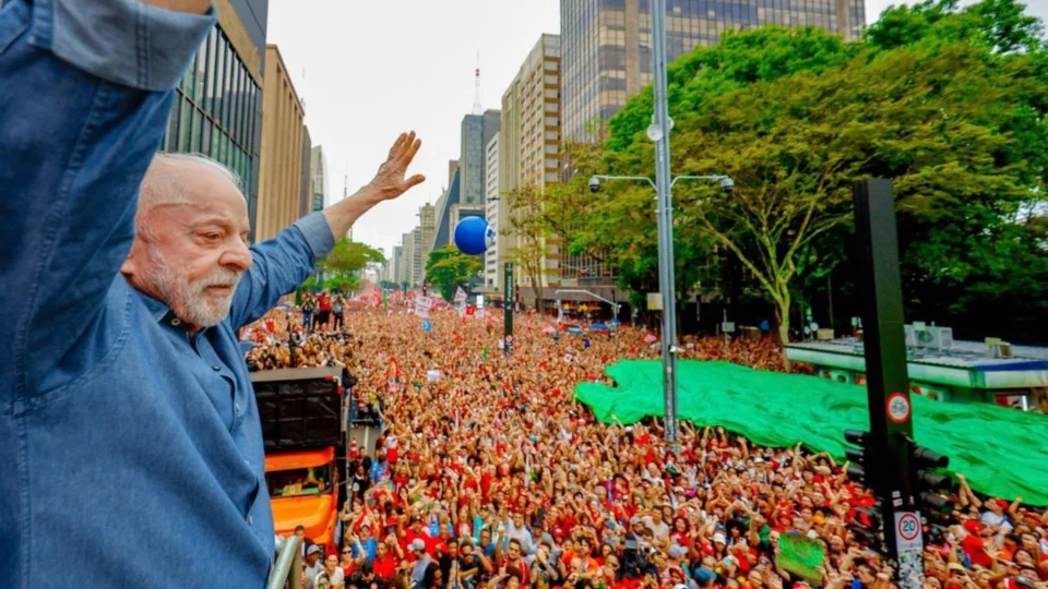 TSE manda Flávio Bolsonaro e aliados apagarem vídeo falso sobre ato de Lula em SP