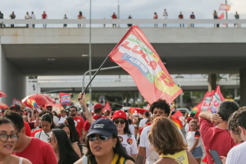 Manifestantes se reuniram no centro da capital para o último ato de campanha dos candidatos do PT; mobilização ocorre a menos de dois quilômetros de evento de apoiadores de Flávio Bolsonaro e Celina Leão.