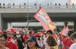 Apoiadores de Lula e Leandro Grass se reúnem em ato no Museu Nacional, em Brasília