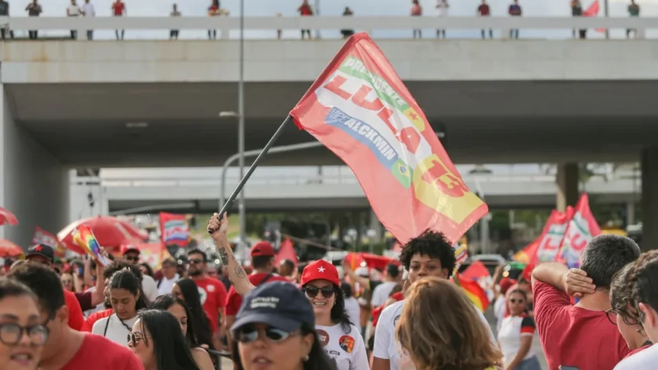 Apoiadores de Lula e Leandro Grass se reúnem em ato no Museu Nacional, em Brasília
