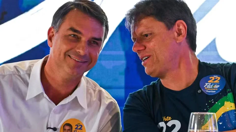 Flávio Bolsonaro reúne prefeitos em SP e pede mobilização: “Não podemos baixar a guarda”
