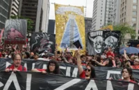 Imagens de Nossa Senhora e cartazes religiosos marcam ato pró-Lula na Paulista