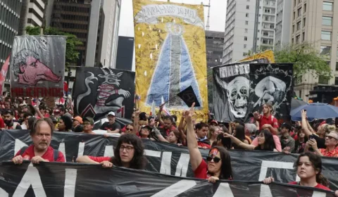 Imagens de Nossa Senhora e cartazes religiosos marcam ato pró-Lula na Paulista
